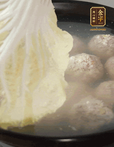 等獅子頭浮起來(lái)時(shí)再加白菜蓋。小火慢燉2小時(shí)