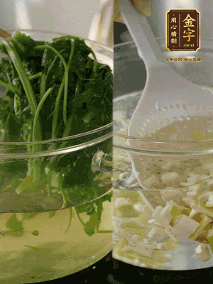 春筍切丁焯水；薺菜加鹽焯水，過涼水后切成細(xì)末
