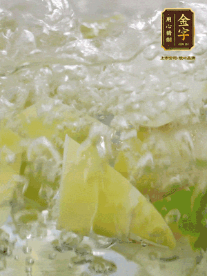 春筍沿著外皮豎著淺劃一刀，剝下外殼，切掉尾部的老根，切滾刀塊。簡(jiǎn)單焯水去澀味。