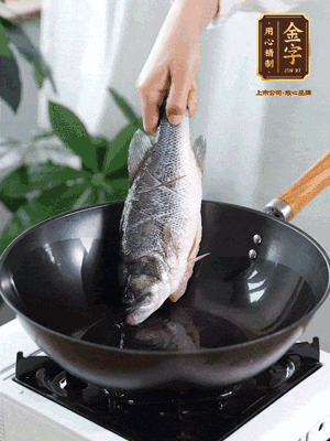 熱油，加1大勺豬油、姜片，再下鱸魚，煎至定型后翻面。（加點(diǎn)豬油，燉出的魚湯更容易變?yōu)榍逅哪贪咨?。?>
					</div>
					<span>步驟 3/6</span>
					<p>熱油，加1大勺豬油、姜片，再下鱸魚，煎至定型后翻面。（加點(diǎn)豬油，燉出的魚湯更容易變?yōu)榍逅哪贪咨?。?/p>
				</li><li>
					<div   id=