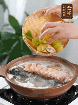 倒開水燉煮后轉(zhuǎn)移入砂鍋，淋料酒去腥、加少許鹽調(diào)味，再依次加咸肉、春筍燉煮15分鐘。