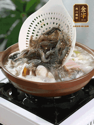 最后加一把蛤蜊、一把河蝦燜2分鐘，放一點(diǎn)白胡椒粉調(diào)味，撒上蔥花點(diǎn)綴！