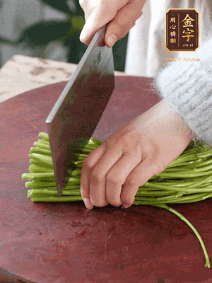 正嫩的藜蒿，掐頭去除根部，切小段