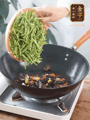 熱油煸香蒜末、姜粒、小米辣，再下臘肉煸炒出香味