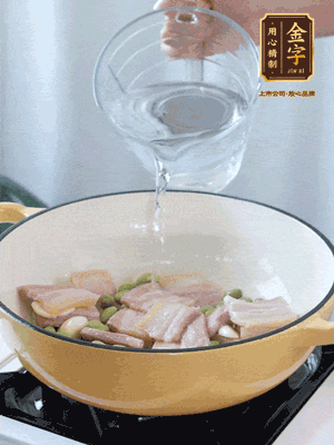 倒入熱水，加絲瓜、腐竹