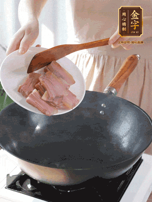 豬油熱鍋，下咸肉煸香，再下蔥姜提鮮