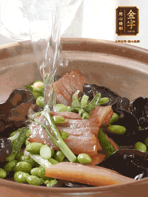 轉(zhuǎn)入砂鍋，加入開水、百葉結(jié)燉煮10分鐘