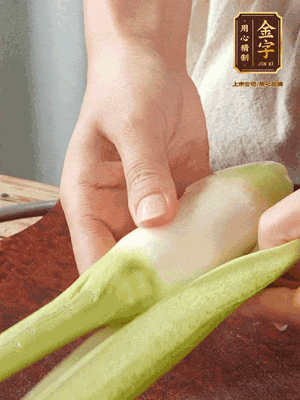 茭白去皮切絲，下鍋稍稍汆燙一下瀝干。