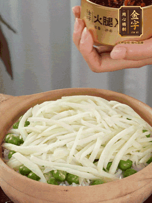 到水微干，放上豌豆、茭白絲。
