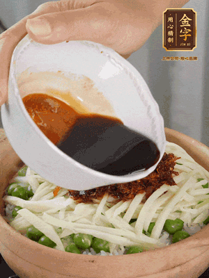 繼續(xù)小火燜3分鐘，淋上XO醬攪拌均勻。
