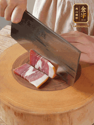 金字火腿切片，溫水浸泡5分鐘。