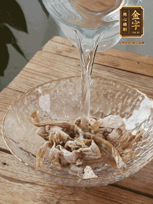 筍干提前泡發(fā)1晚切段，冬瓜去皮切塊。