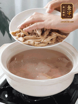 再下筍干段，加水、少許黃酒中火燉煮15分鐘。