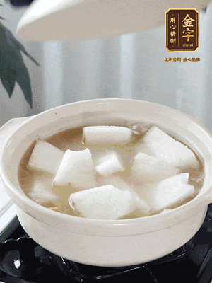 最后下冬瓜繼續(xù)燉煮10分鐘，撒上蔥花點綴。