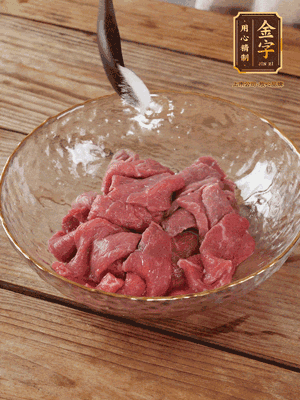 牛肉切丁，加黑胡椒海鹽、橄欖油腌10分鐘