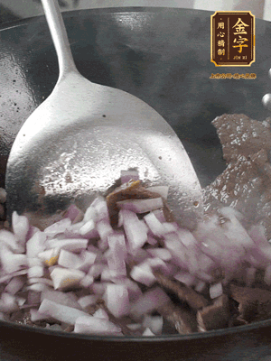 橄欖油熱鍋，牛肉丁炒至焦香狀態(tài)，下洋蔥丁翻炒出香味