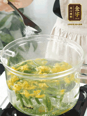 水開后，加鹽、黃瓜花焯水30秒