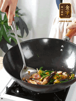 煸香蒜末，下香腸翻炒均勻，再依次下雞縱菌、黃瓜花