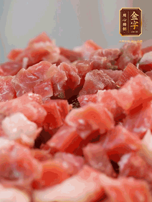 做月餅餡 火腿切成小丁，溫水浸泡5分鐘，上鍋蒸熟15-20分鐘，再將火腿丁、白砂糖、蜂蜜攪拌腌漬2小時
