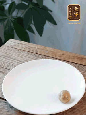 做水油皮、油酥 將油皮材料放入料盆中，加100ml水?dāng)嚢璩裳┗ㄆ瑺?。在案板上反?fù)揉搓成有一定筋度的光潔面團(tuán)，搓成14個團(tuán)子。
