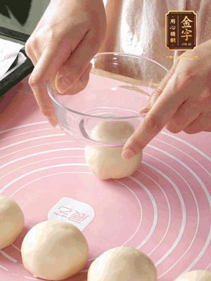 按扁后搟成圓形面皮。餡料放在面皮中心，把餡料包緊，捏緊收口