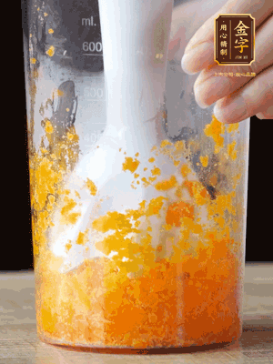 加玉米油、水怡、水揉搓成細(xì)膩的面團(tuán)。松弛半小時(shí)后，分成37g一個(gè)