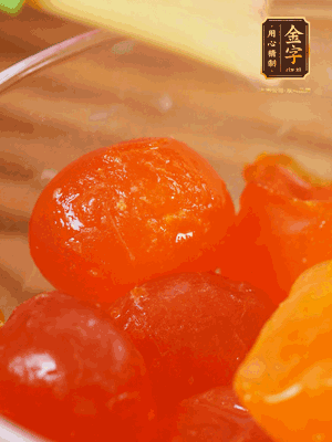 咸蛋黃噴白酒，170℃烤10分鐘。打碎過篩