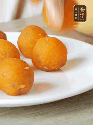 融化的黃油、芝士粉攪勻，加糖粉、蛋液、淡奶油、咸蛋黃攪勻，再加入玉米淀粉、奶粉拌勻，用不粘鍋炒至抱團(tuán)