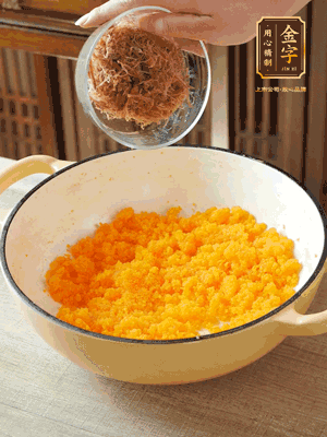 加火腿絲拌均，分成37g一個(gè)餡料，冷凍30分鐘