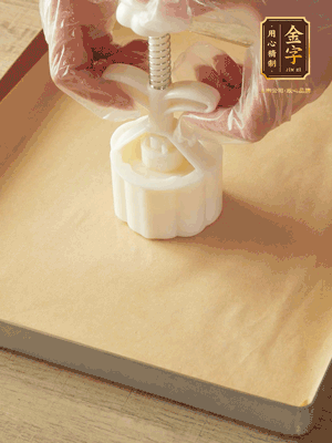 取一個(gè)面團(tuán)，捏扁，中間厚，四周薄?；⒖谕贤疲钡绞湛?，把餅胚放入模具里，壓2-3下