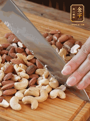 熟堅果切成大顆粒，加入杏仁片、白芝麻、火腿絲、熟糯米粉、玫瑰花醬、花生油、水怡攪拌均勻，捏成52g一個的小球