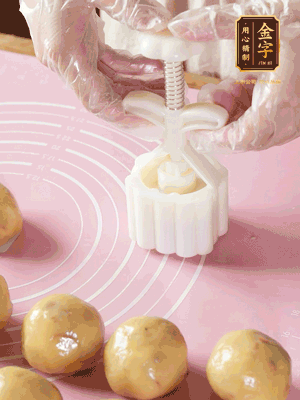 收緊虎口搓圓，裹上一層面粉，放入模具壓一壓