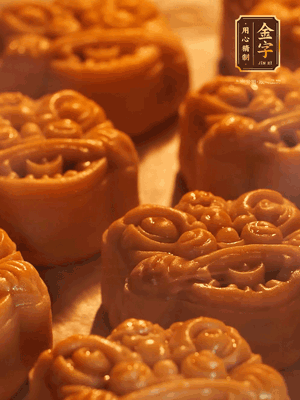 表面噴上水，烤箱預(yù)熱至190℃，170℃烤10分鐘