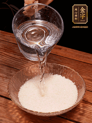 大米提前浸泡30分鐘。干香菇泡發(fā)切成條；蝦米提前浸泡2小時