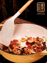 蔥白、干香菇、蝦米、香腸片略微翻炒才出香味，然后倒入料汁（生抽3勺、蠔油2勺、胡椒粉少許）、大米拌勻