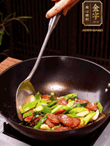 油熱下香腸炒至兩面微焦，下姜蒜、干辣椒、小米椒碎爆香