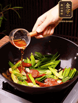 下蒜苗炒軟，沿鍋邊烹入一勺料酒，加醬油、蠔油、白糖調(diào)味炒勻