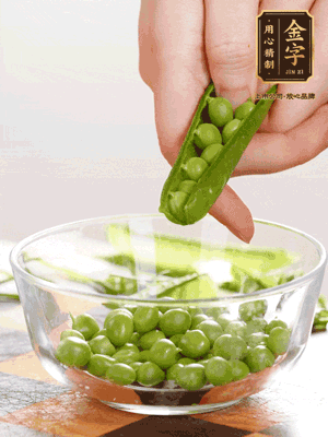 處理食材，藕切片，豌豆剝殼，菱角剝殼， 依次焯水