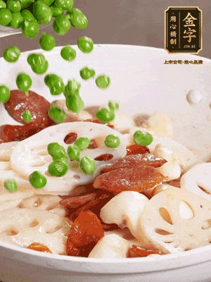 熱油下鍋，爆香香腸