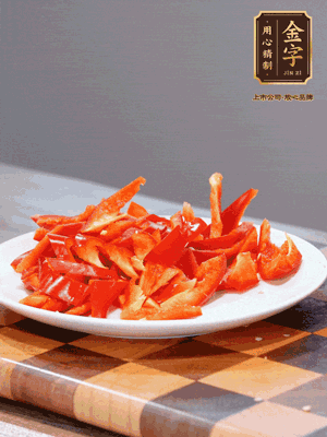 藕帶洗凈，斜切成小段備用、姜切絲、蒜切片、辣椒斜切，再切少許蒜