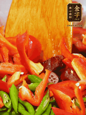 油熱后放入蒜末，下醬油肉煸香