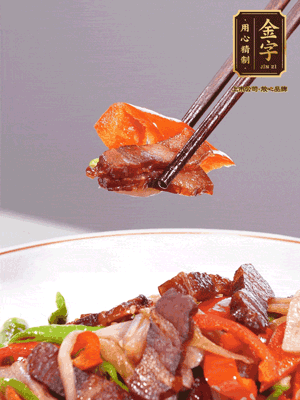 下藕帶、青紅辣椒翻炒均勻