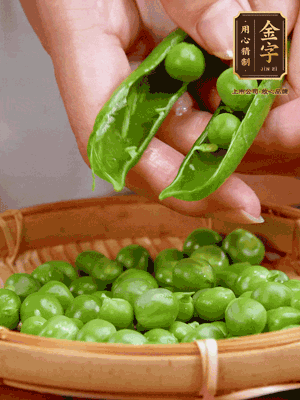甜豆去殼，剝出甜豆米。百合小心剝成片。