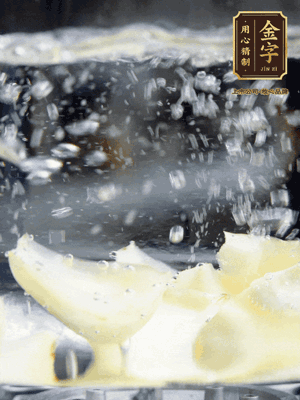 燒開(kāi)一鍋水，甜豆米、百合燙10秒