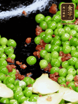 鍋內(nèi)少許油，下火腿煸香，再下甜豆米、百合翻炒，少許鹽、一點(diǎn)水煮到收干