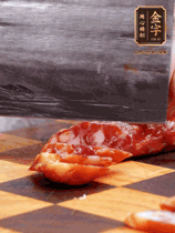 處理食材：香腸切片，土豆切塊、胡蘿卜切丁、豆角切段