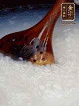 大米淘洗干凈，水開放入大米，煮3分鐘，煮到用手可以掐斷大米，撈出瀝干備用