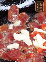 香腸煸香，加大蒜、小米辣增加香味