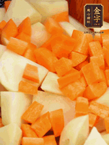 加土豆、胡蘿卜翻炒，隨后加入豆角、1勺鹽、1勺生抽、1勺蠔油、半勺老抽煸炒均勻