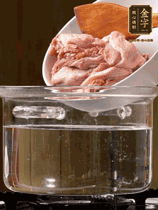 麻鴨切塊，冷水下鍋，加蔥姜、料酒焯水。撈出溫水洗凈